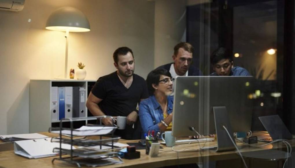 Trabajar muchas horas podría ser nocivo para la salud