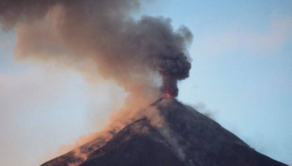 El volcán Pacaya aumenta actividad y erupciona en Guatemala