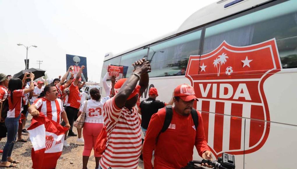 Bellas chicas y ambientazo en la vuelta del UPN-Vida: gran recibimiento al Rojo