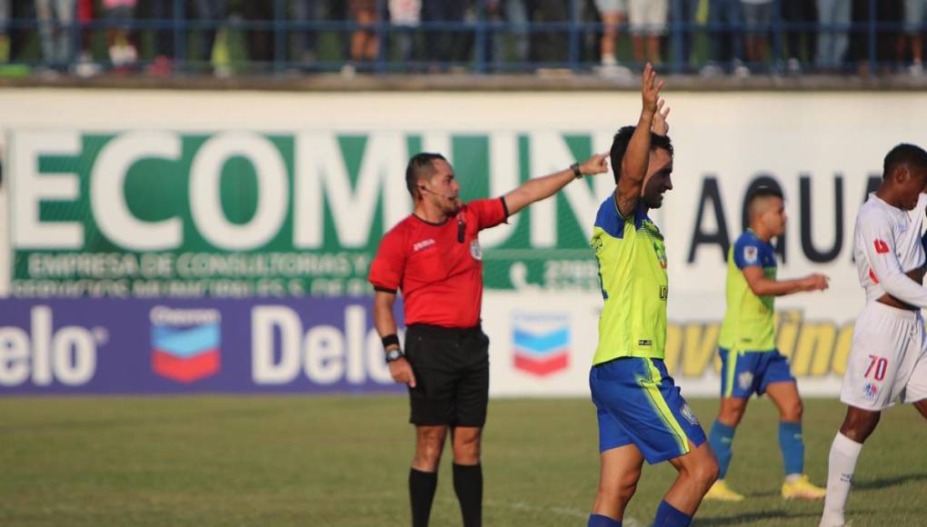 El momento en el que el árbitro Héctor Rodríguez pitó el final del partido en el que Olimpia perdió el invicto ante Olancho FC.