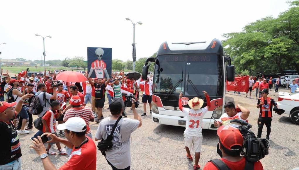 Bellas chicas y ambientazo en la vuelta del UPN-Vida: gran recibimiento al Rojo