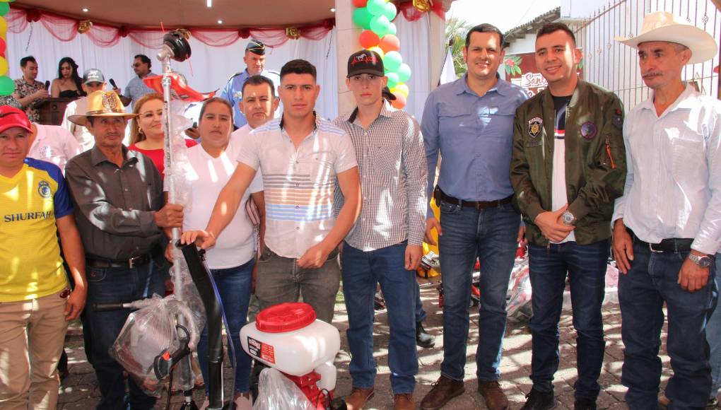 Durante este evento, se entregaron merecidos reconocimientos y se proporcionaron 110 kits de trabajo a los productores de café, cortesía de la subsecretaría de Caficultura de la SAG a cargo de Carlos Roberto Murillo.