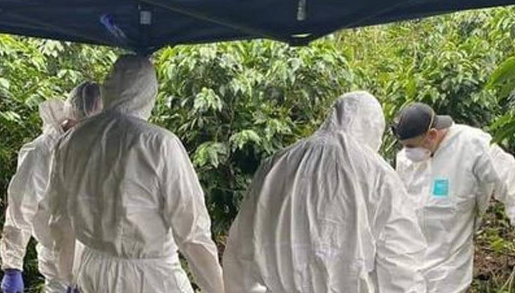 A las 11:00 pm, se ve el carro del esposo de Kimberly pasando por esa cámara o por la zona en la que está la cámara, pero no se logra ver si Kimberly iba en el carro.