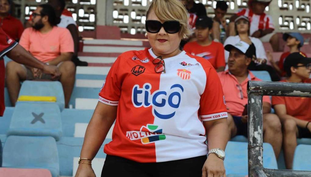 La afición del Vida respondió al llamado llegando al estadio Ceibeño para el partido contra la UPN.