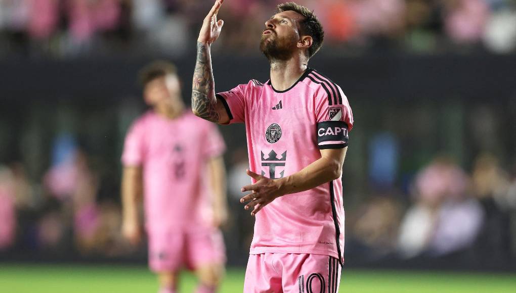 Messi, que había lanzado una falta al palo en la primera mitad, completó la paliza con dos dianas de bella factura en el 57 y 62.