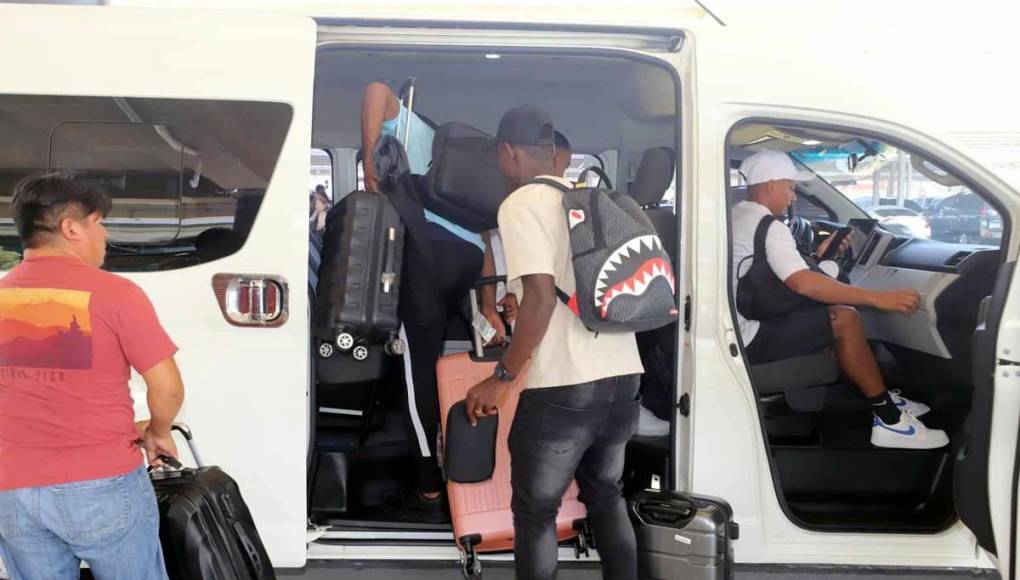 El grupo de seleccionados se dividió en dos partes, unos que iban para Tegucigalpa y otros para San Pedro Sula. ¿Por qué algunos jugadores venían sin el uniforme de la Selección? De acuerdo a lo conocido, los utileros le piden a los futbolistas toda la ropa de concentración y algunos optaron por quitársela antes.