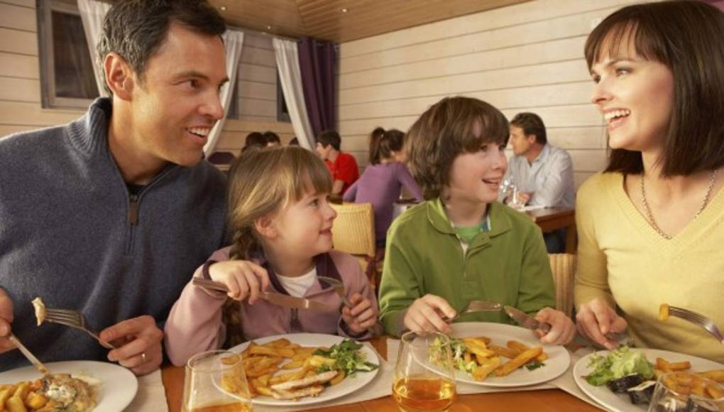 Consiéntala e invítela a comer