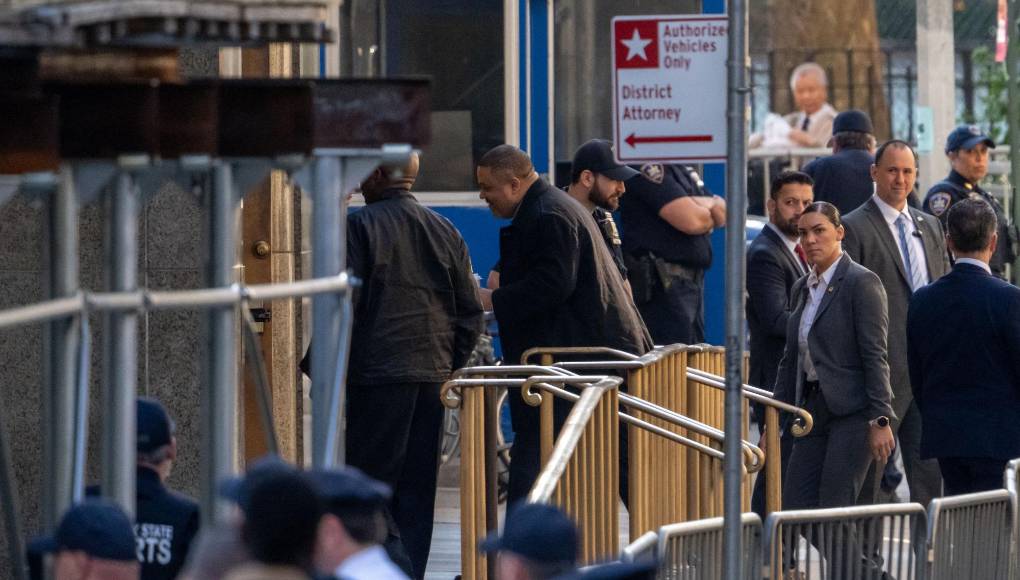 En enero de 2022, <b>Alvin</b> <b>Bragg</b>, se convirtió en el primer fiscal afroamericano de la fiscalía local de Manhattan, donde se tramitan muchos casos delicados y financieros. Elegido en la candidatura demócrata, heredó el dossier Trump. Al principio fue criticado por un supuesto deseo de enterrar el caso, antes de convertirse en el primer fiscal en acusar a un expresidente de Estados Unidos.