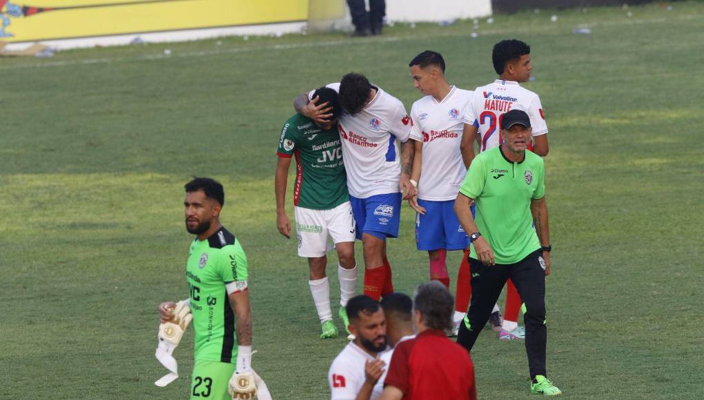 Incluso algunos jugadores de Olimpia se sumaron y acompañaron a los verdolagas en su dolor. 