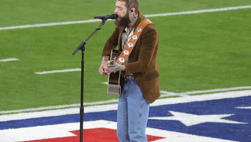 Post Malone cantó ‘America the Beautiful’ en el Super Bowl 2024.
