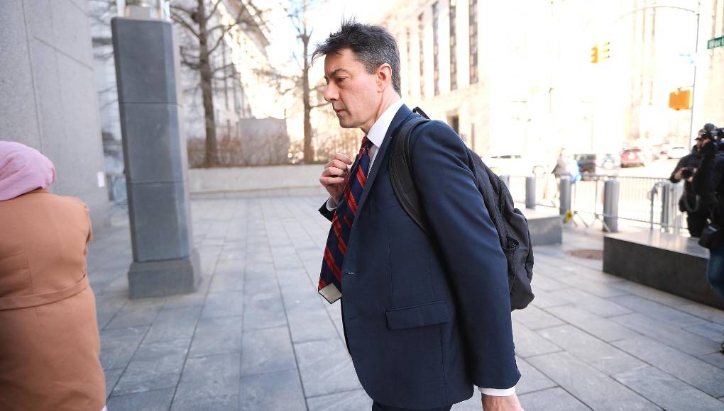 “Creemos que el testimonio ofrecido por la analista de la DEA, Jennifer Taul, fue falso o al menos gravemente engañoso, que el gobierno tenía motivos para saber que no era exacto y debería haberlo corregido con la Sra. Taul, no enfatizarlo, durante los resúmenes”, señala el escrito que envió Stabile. 