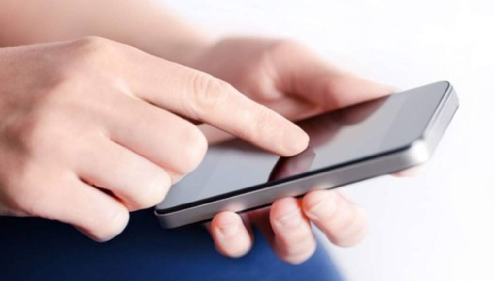 La pantalla de un móvil contiene 30 veces más bacterias que la taza del váter