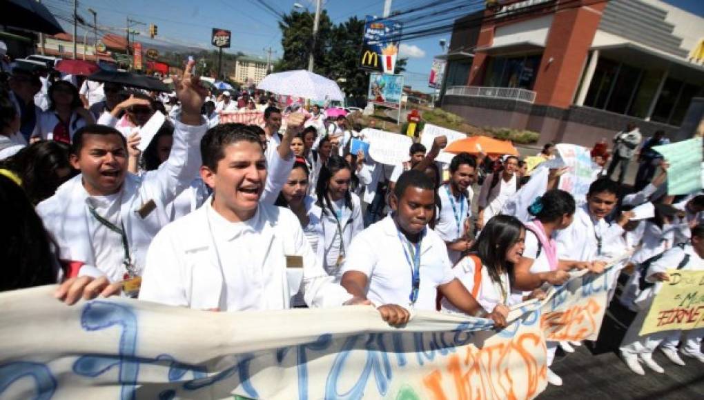 Estudiantes de Medicina rechazan decreto sobre servicio social