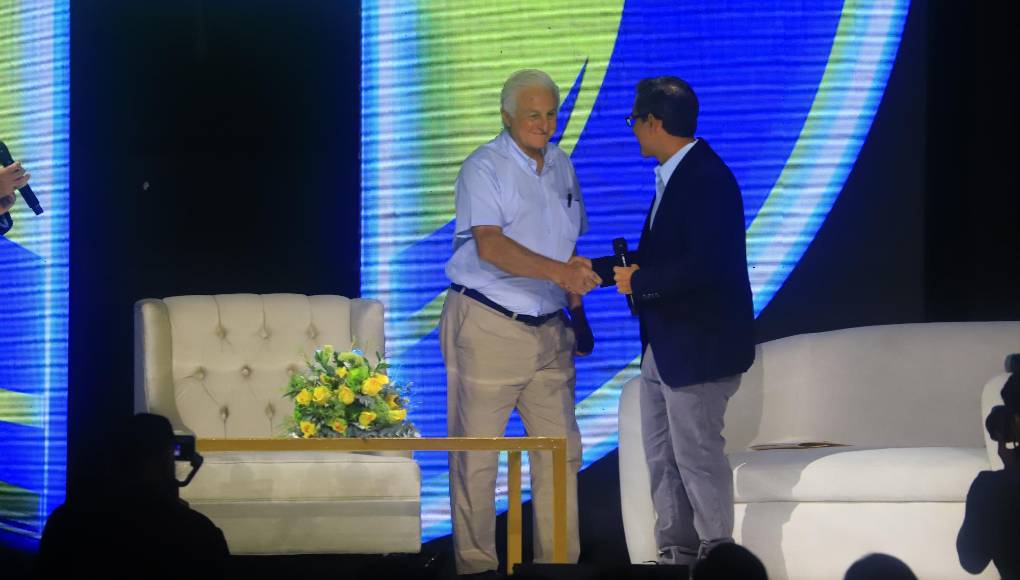 El médico uruguayo Roberto Canessa conmovió a los hondureños que se dieron cita en el Copantl Hotel &amp; Convention Center de San Pedro Sula. Canessa es uno de los sobrevivientes del accidente aéreo que ocurrió en 1972 en Los Andes, uno de los hechos más impactantes de la historia. 