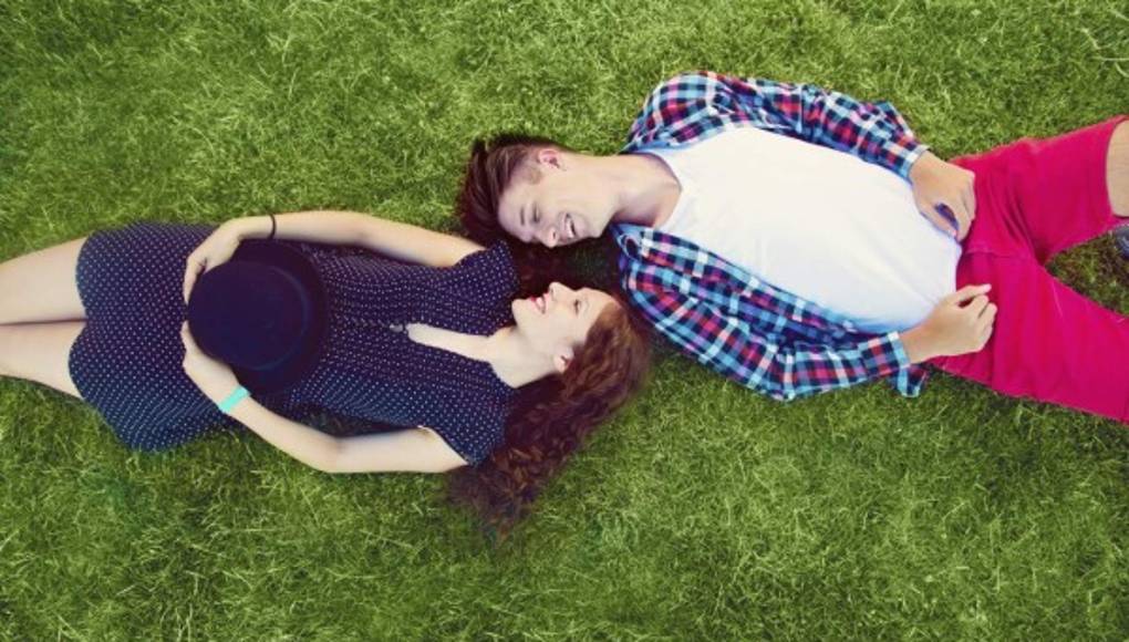 Cómo actuar cuando su hijo se enamora por primera vez  