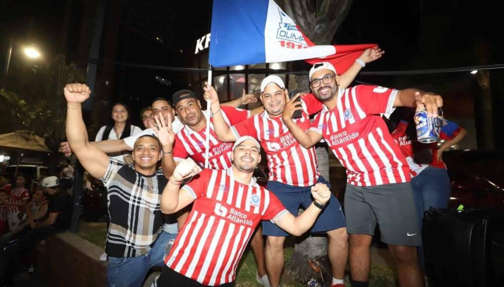 Una tremenda fiesta armaron los aficionados merengues en las calles de Tegucigalpa.