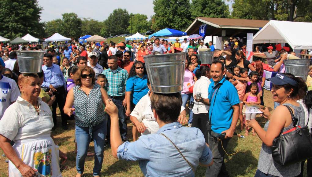 La competencia de cargar baldes con agua en la cabeza era una práctica popular entre las mujeres, una prueba de destreza y equilibrio.