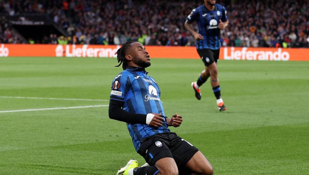 El futbolista nigeriano, nacido en Inglaterra, fue un auténtico ciclón actuando desde el perfil izquierdo del ataque. Primero se anticipó de maravilla a Exequiel Palacios para definir y adelantar a ‘La Dea‘ y después anotó uno de los mejores goles de la competición, tirándole un caño a Granit Xhaka en la frontal y definiendo al palo largo del portero.