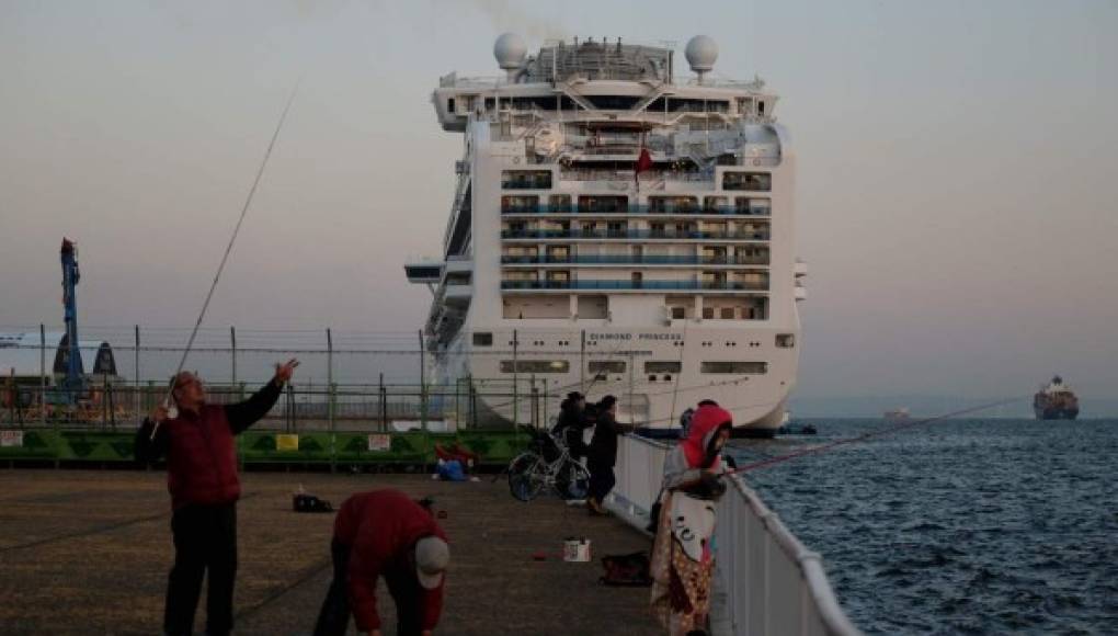 Crucero a la deriva por sospechas de coronavirus atracará en México