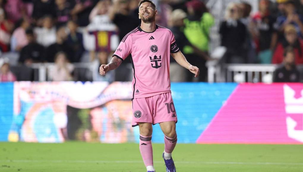 El lamento de Messi por no poder marcar gol contra Newell’s.