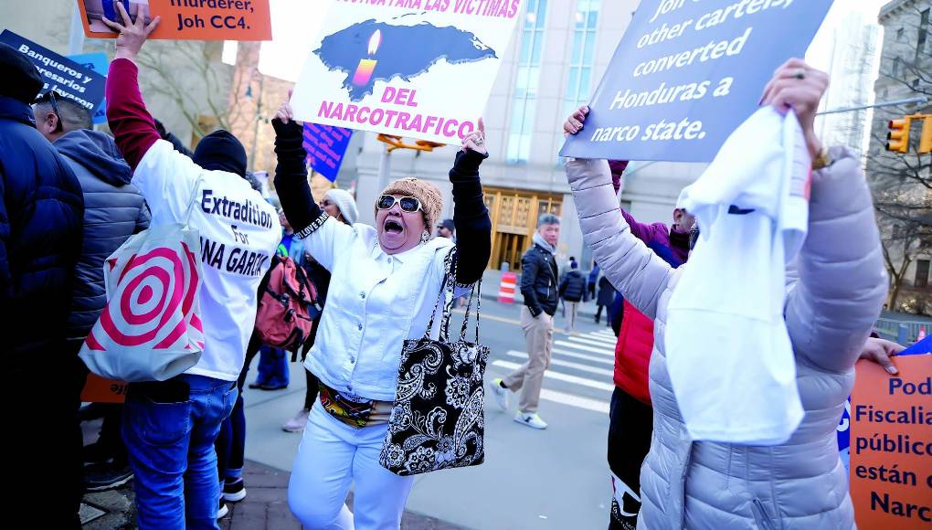 Hondureños celebran veredicto afuera de la corte