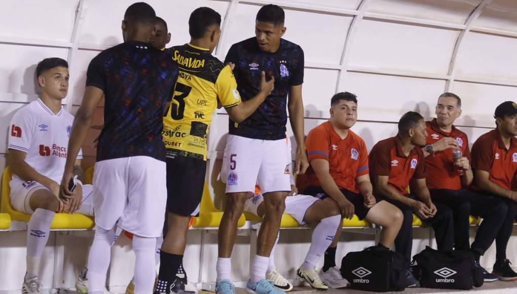 Una de las imágenes del clásico se dio antes del inicio del partido. Brayan Moya saludó a todo el banquillo del Olimpia, menos a Pedro Troglio, su extécnico en el equipo albo.