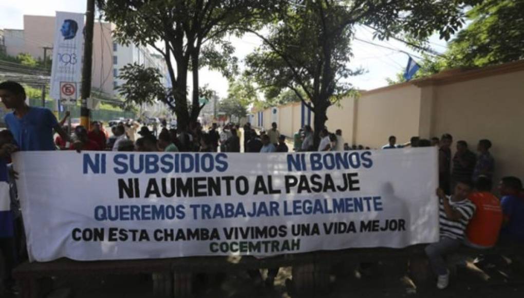 Buses ilegales continúan con protestas en Tegucigalpa