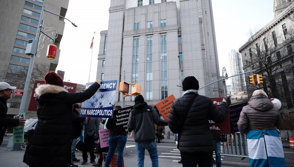 Los hondureños se pararon frente a la Corte, a la expectativa de que Juan Orlando Hernández fuese trasladado hasta allí.