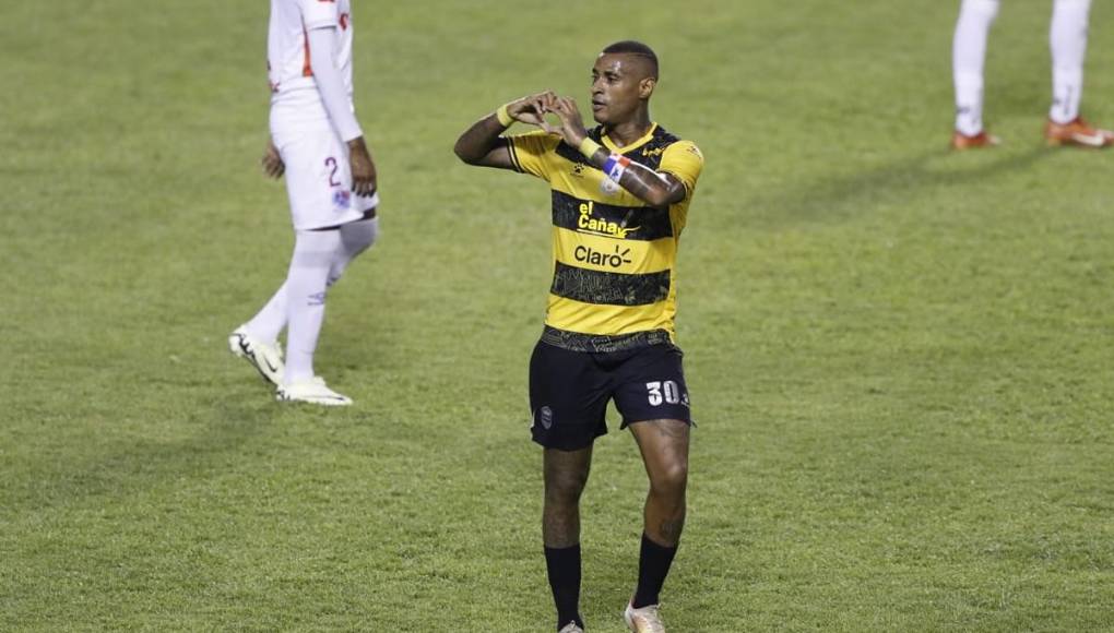 El festejo de Carlos Small tras su gol que dio el triunfo al Real España ante el Olimpia.