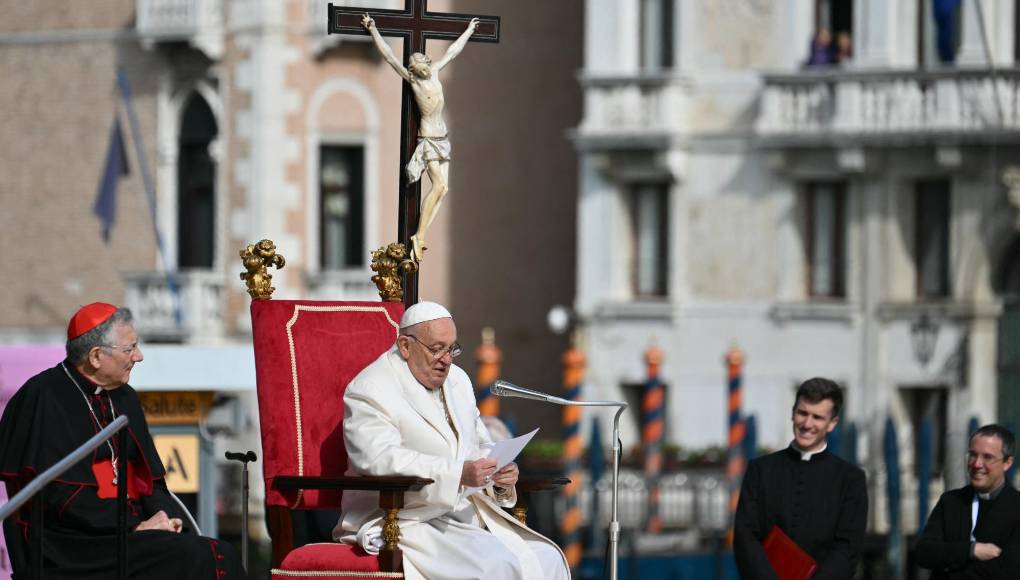 Entre los riesgos, apuntó al cambio climático, especialmente notorio en una urbe construida sobre el agua y repleta de un frágil e incontable patrimonio, pero también la gestión del turismo de masas que abarrota cada día sus calles y vacía sus hogares.