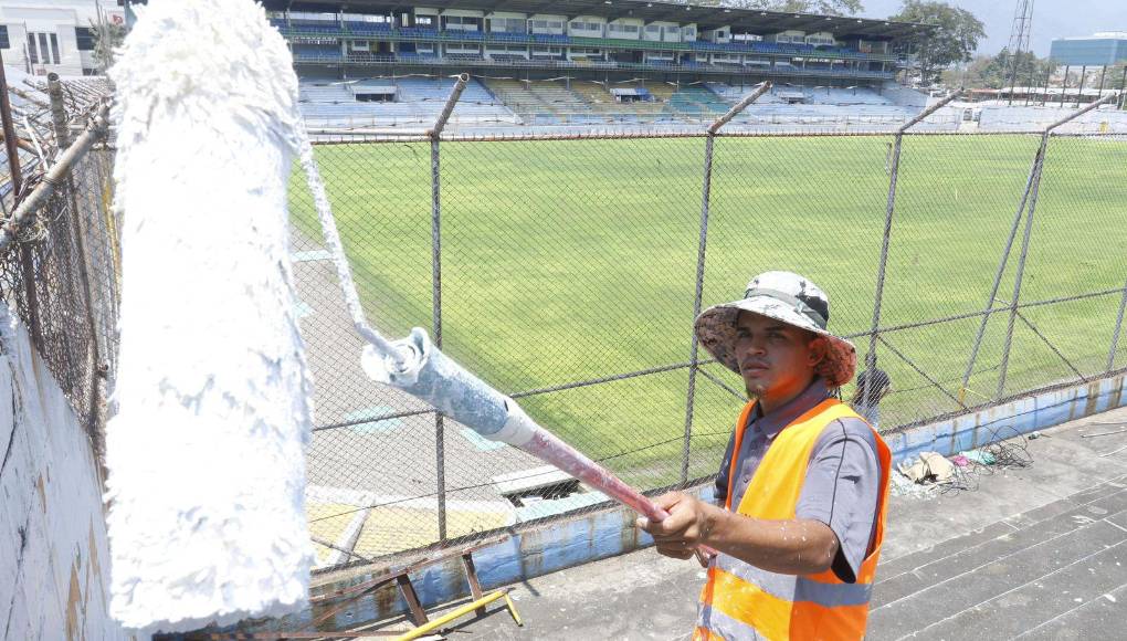 El gerente de la construcción, Wilson Izaguirre, se refirió al tema. “La grama nunca estuvo contaminada, lo de la maleza es un tema por el orgánico, no nos dejaron un espacio para eliminarla antes de la siembra y había que quitarla a mano, pero hay una persona encargada para eso. Antes de hablar es mejor preguntar”, acotó el ingeniero civil.