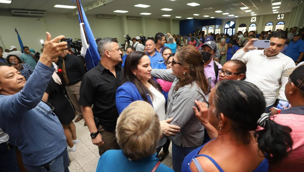 “Conozco a Honduras, por ocho años les serví como primera dama, de la mano del mejor presidente que ha tenido Honduras, Juan Orlando Hernández, cuánto desearía que él estuviera aquí”, inició en su discurso. 