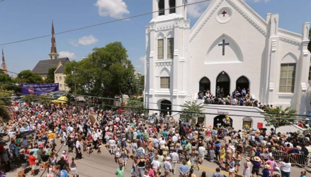 Iglesia de Charleston reabre tras matanza celebrando triunfo sobre 'el diablo'