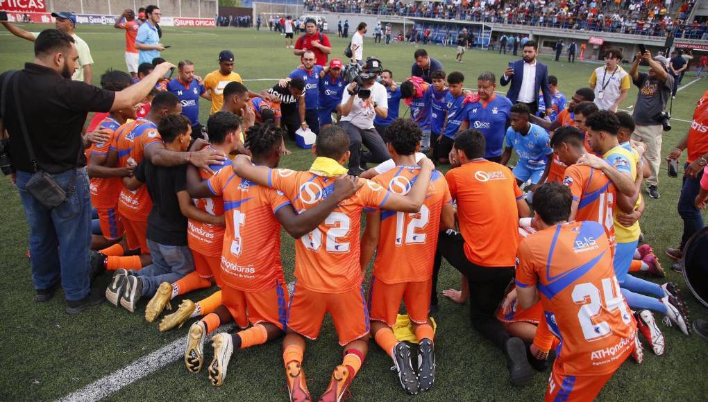 El DT de los Lobos dirigió la oración a Dios tras lograr la permanencia con el club. 