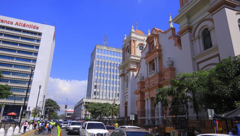 Los puestos de la tercera avenida se reubicaron en la primera avenida, pero no se mantuvo el orden.