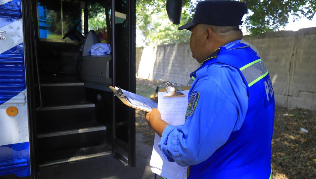 Inspeccionan que la unidad cuente con las condiciones necesarias para un viaje seguro.