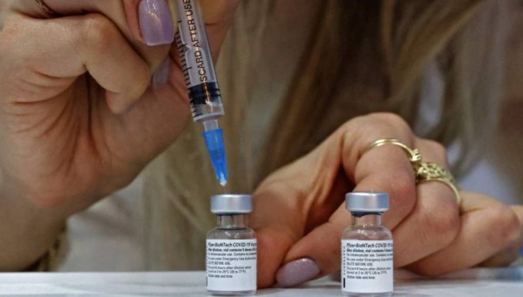 Vacuna de Pfizer neutraliza las tres variantes del coronavirus