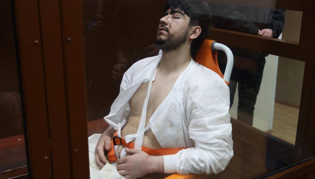 En las imágenes desde el tribunal, adonde fueron llevados los acusados, se puede ver a uno de los sospechosos inconsciente, en camilla y con un catéter.