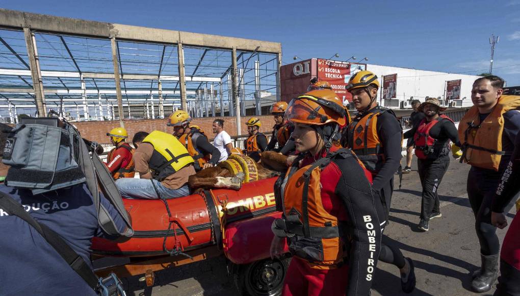 El presidente de Brasil, Luiz Inácio Lula da Silva, y su esposa Rosângela “Janja” da Silva se emocionaron con el rescate de un caballo que llevaba días encima de un tejado en una de las ciudades inundadas en el sur del país.