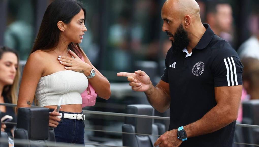 Previo al inicio del partido, Yassine Cheuko, guardaespaldas de Messi, fue captado hablando con la esposa del argentino, Antonela Rocuzzo.