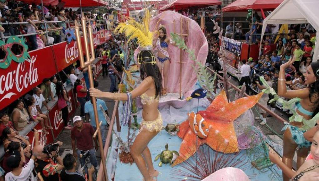 La Ceiba se enciende con su gran desfile de carrozas y carnaval