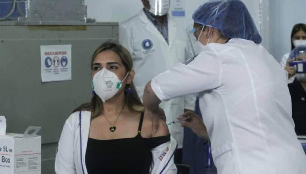 Diputados chavistas reciben vacunas antes que ancianos y personal de salud