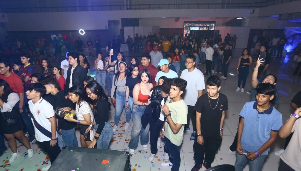 El salón Zorzales de Expocentro lució lleno, los estudiantes de instituciones privadas tuvieron la oportunidad de asistir y de aportar para los gastos de graduación de los seniors de su preferencia. 