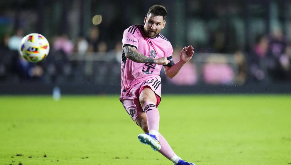 Así lanzó Messi el tiro libre en el primer tiempo. El argentino por poco anota, pero otra vez el balón se fue desviado.