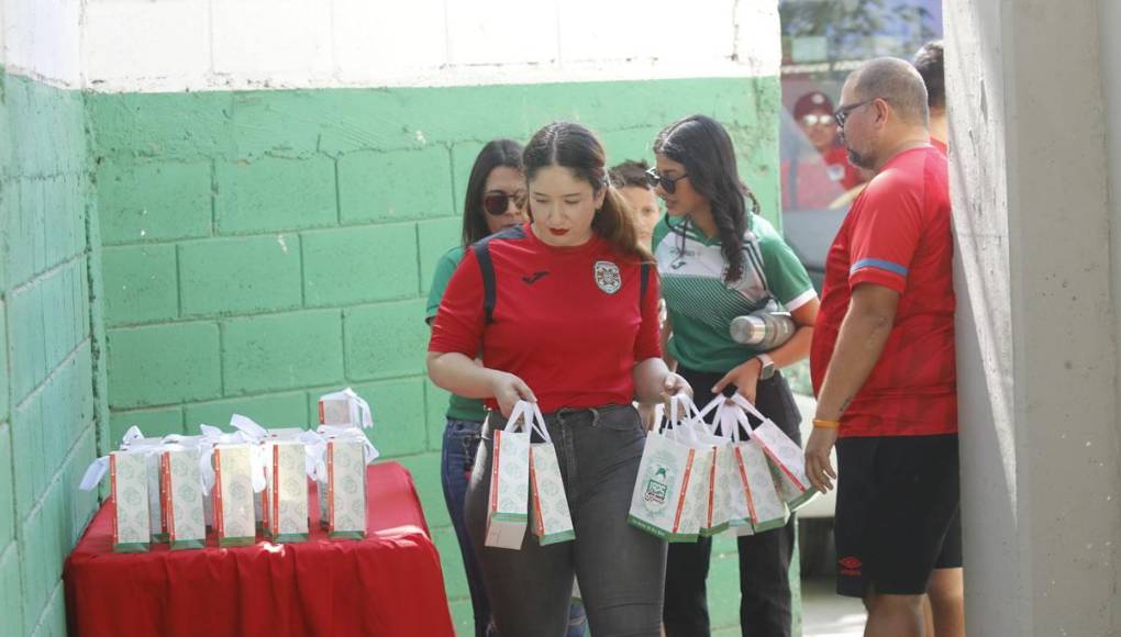 La directiva del Marathón decidió regalar a la plantilla del Olimpia lociones y toallas con sello del equipo verdolaga.