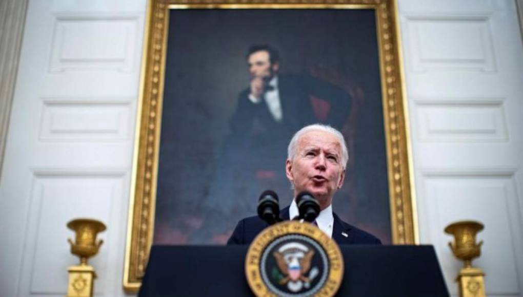 Biden lanza una estrategia 'de guerra' para contener la pandemia en EE.UU.  