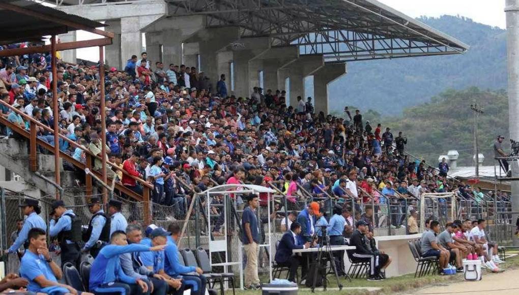 La afición del Motagua puso el ambiente en el estadio Marcelo Tinoco de Danlí.