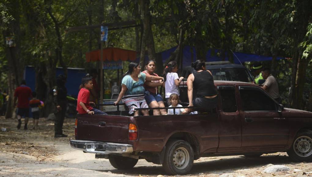 Familias completas se trasladan en pailas hasta los balnearios y ríos para disfrutar de un chapuzón. Lo importante es hacerle frente al calor aunque la temperatura bajó hoy por el ingreso del frente frio. Los sampedranos no desaprovecharon la oportunidad de visitar los balnearios y pasar un refrescante rato.