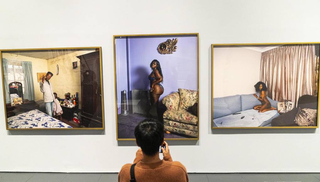 La primera parte de la exposición, ‘Becoming Giants’ (‘Convirtiéndose en gigantes’), abre con la recreación de un cuarto infantil elaborado por el jamaicano Ebony G.Patterson y ahonda en la faceta de coleccionistas y el inicio de las prolíficas carreras musicales de los Dean, galardonados con varios premios Grammy.