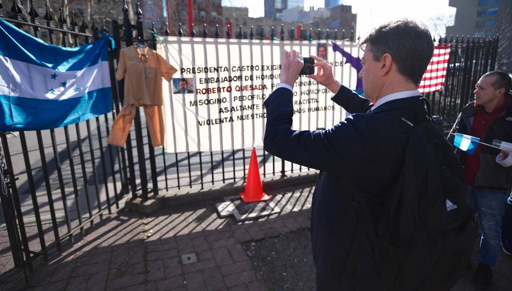 En la protesta de los hondureños hay colgado un traje de presidiario en referencia al expresidente Juan Orlando Hernández. 